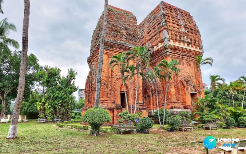 Tháp Đôi - Di tích Chăm Pa cổ kính - Điểm du lịch nổi tiếng ở Quy Nhơn