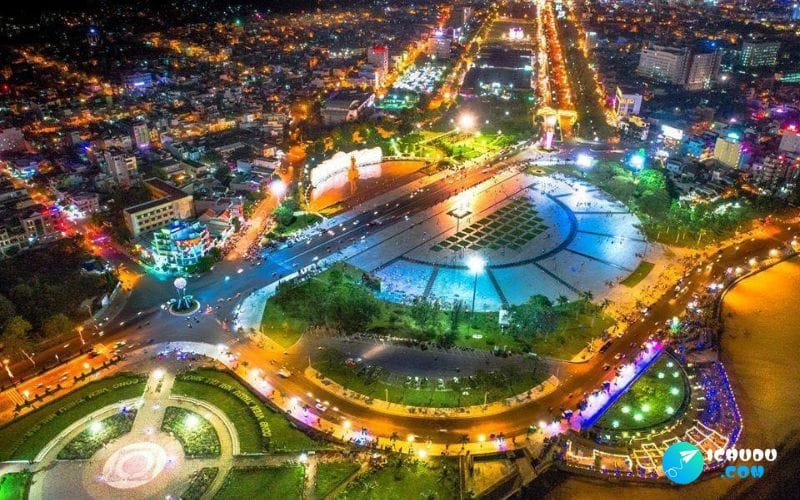 Thành phố Quy Nhơn về đêm.