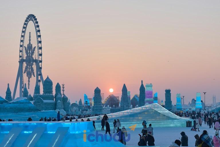 Du khách mặc áo phao dày đứng ngắm tượng băng giữa mùa đông