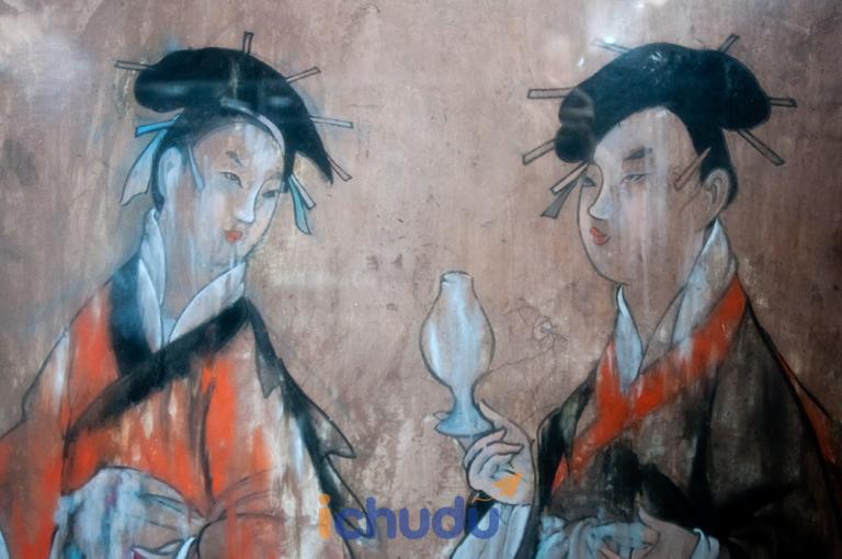 Bích họa phụ nữ mặc Hán phục trong mộ Đả Hổ Đình thời Đông Hán