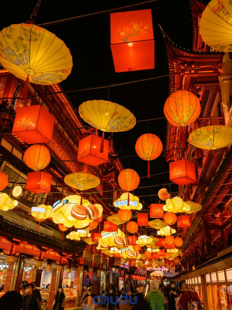 Người dân đi dưới phố treo kín đèn lồng dịp Tết ở Trung Quốc
